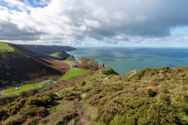 Exmoor Ulusal Parkı 'ndaki Kayalar Vadisi' nden Hollerday Hill 'in görüntüsü