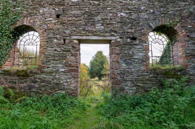 Bir zamanlar Exmoor Ulusal Parkı 'ndaki Brendon Hills demir cevheri şirketinin kullandığı terk edilmiş eski sarmal ev.