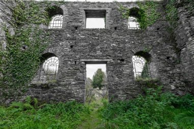Bir zamanlar Exmoor Ulusal Parkı 'ndaki Brendon Hills demir cevheri şirketinin kullandığı terk edilmiş eski sarmal ev.