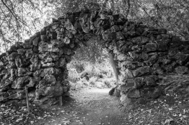 Stourton. Wiltshire. Birleşik Krallık. 20 Ekim. Wiltshire 'daki Stourhead Gardens' da bir kemer görünüyor..