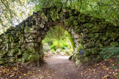 Stourton. Wiltshire. Birleşik Krallık. 20 Ekim. Wiltshire 'daki Stourhead Gardens' da bir kemer görünüyor..
