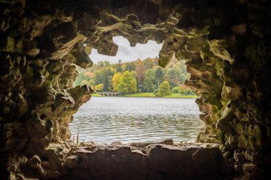 Stourton. Wiltshire. Birleşik Krallık. 20 Ekim 20.Authead 'deki renkler mağaranın içindeki pencereden görülebilir.