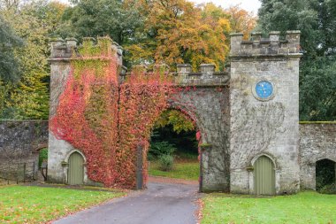 Stourton. Wiltshire. Birleşik Krallık. 20 Ekim. Stourhead Gardens 'ın kapısı sonbahar renkleriyle çevrili.
