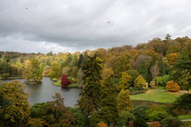 Stourton. Wiltshire. Birleşik Krallık. 20 Ekim. Stourhead Gardens 'taki sonbahar renklerinin yüksek açılı görüntüsü.