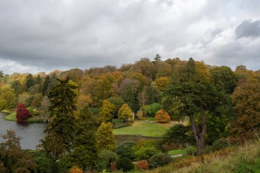 Stourton. Wiltshire. Birleşik Krallık. 20 Ekim. Stourhead Gardens 'taki sonbahar renklerinin yüksek açılı görüntüsü.