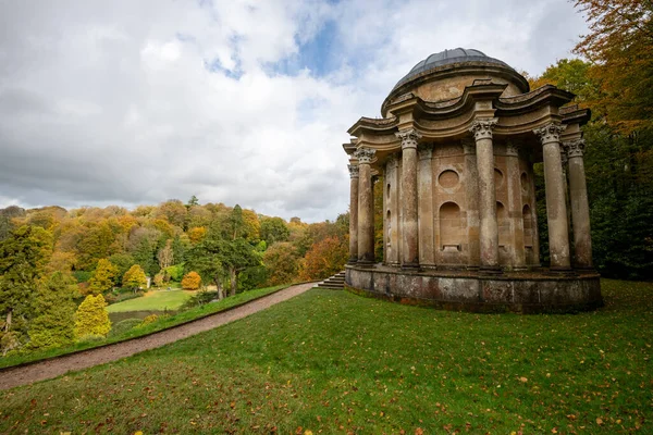 Stourton. Wiltshire. Birleşik Krallık. 20 Ekim 20.Autumn renkleri Stourhead 'de Stourhead Gardens' taki Apollo Tapınağı 'ndan izlenebilir..