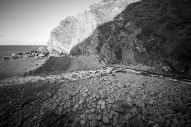 Heddon nehrinin Exmoor 'daki Heddons Ağzı' ndaki sahile akışı uzun sürdü.