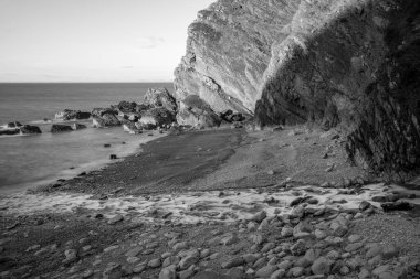 Heddon nehrinin Exmoor 'daki Heddons Ağzı' ndaki sahile akışı uzun sürdü.