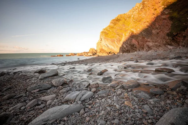 Długa Ekspozycja Rzeki Heddon Wpływająca Plażę Heddons Mouth Exmoor — Zdjęcie stockowe