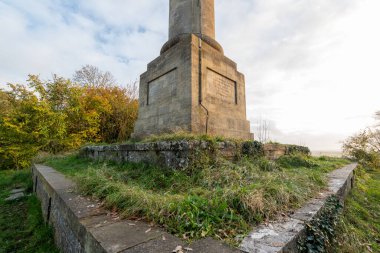 Compton Dundon yakınlarındaki Amiral Hood Anıtı 'nın Somerset manzarası