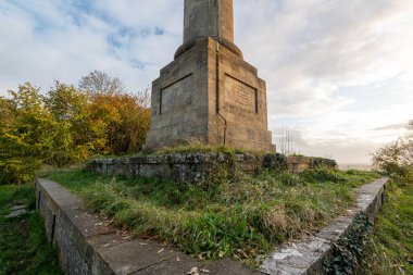 Compton Dundon yakınlarındaki Amiral Hood Anıtı 'nın Somerset manzarası