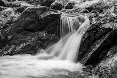 Hoar Oak Nehri 'nin üzerinde Exmoor Ulusal Parkı' ndaki Watersmeet 'te akan şelalenin uzun pozu.