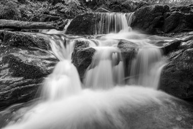 Hoar Oak Nehri 'nin üzerinde Exmoor Ulusal Parkı' ndaki Watersmeet 'te akan şelalenin uzun pozu.