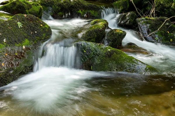 Lång Exponering Ett Vattenfall Hoar Oak Water Floden Rinner Genom — Stockfoto