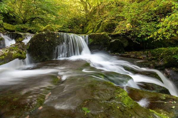 Lång Exponering Ett Vattenfall Hoar Oak Water Floden Rinner Genom — Stockfoto