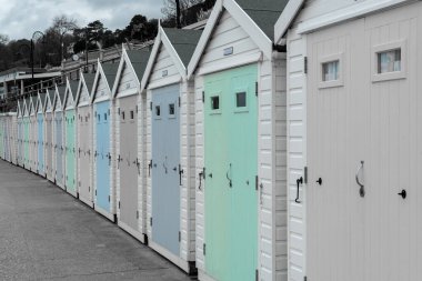 Dorset 'teki Lyme Regis' te bir sıra plaj kulübesinde renk sıçraması.