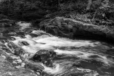 Doğu Lyn nehrinin üzerinde Exmoor Ulusal Parkı 'ndaki Watersmeet' te akan şelalenin uzun pozu