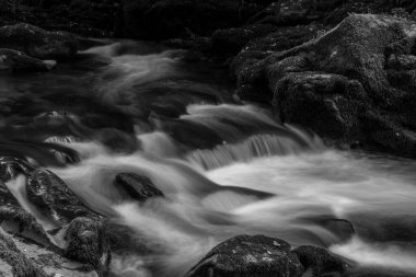 Doğu Lyn nehrinin üzerinde Exmoor Ulusal Parkı 'ndaki Watersmeet' te akan şelalenin uzun pozu