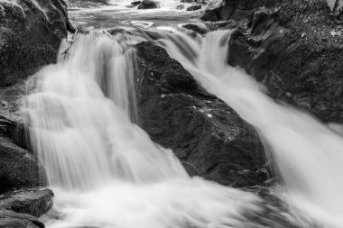 Doğu Lyn nehrinin üzerinde Exmoor Ulusal Parkı 'ndaki Watersmeet' te akan şelalenin uzun pozu