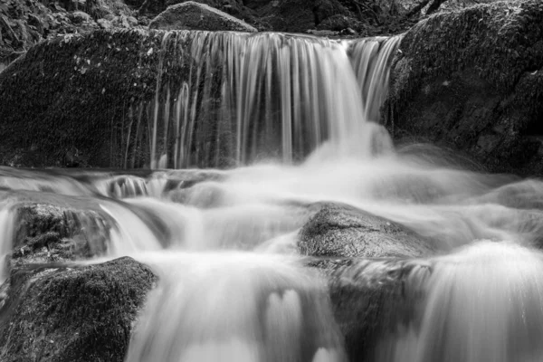 Lång Exponering Ett Vattenfall Hoar Oak Water Floden Rinner Genom — Stockfoto