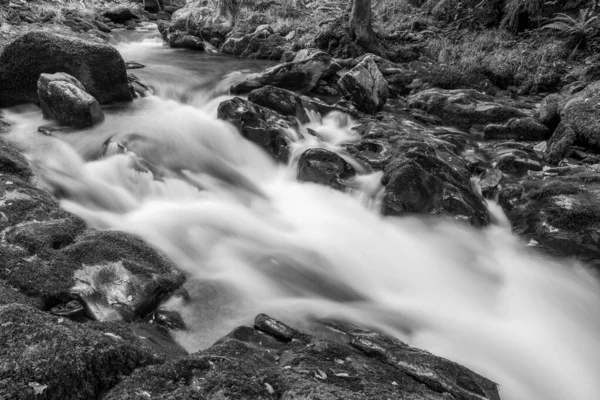 Larga Exposición Una Cascada Río Lyn Oriental Que Fluye Través — Foto de Stock