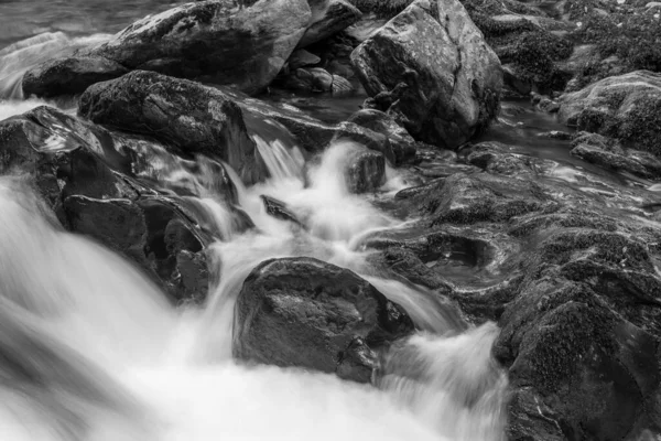 Długa Ekspozycja Wodospadu Rzece East Lyn Przepływającego Przez Lasy Watersmeet — Zdjęcie stockowe