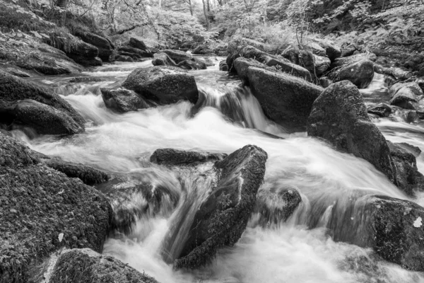 Dlouhé Vystavení Vodopádu Řece East Lyn Který Protéká Lesem Watersmeetingu — Stock fotografie