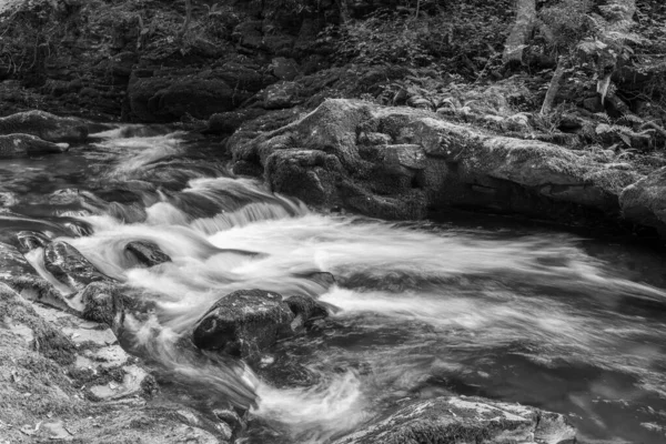Larga Exposición Una Cascada Río Lyn Oriental Que Fluye Través —  Fotos de Stock