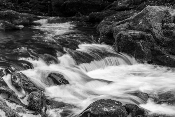 Lång Exponering Ett Vattenfall East Lyn Floden Rinner Genom Skogen — Stockfoto