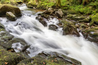 Doğu Lyn nehrinin üzerinde Exmoor Ulusal Parkı 'ndaki Watersmeet' te akan şelalenin uzun pozu