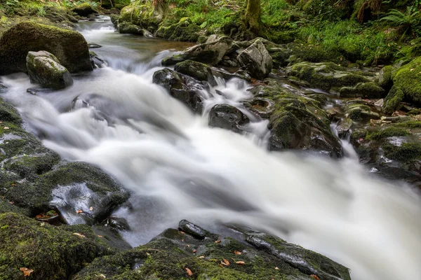 Lunga Esposizione Una Cascata Sul Fiume East Lyn Che Scorre — Foto Stock