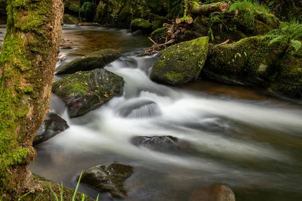 Larga Exposición Una Cascada Río Lyn Oriental Que Fluye Través — Foto de Stock