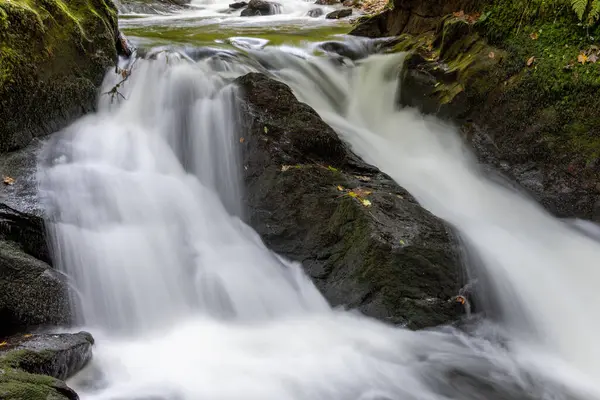 Lång Exponering Ett Vattenfall East Lyn Floden Rinner Genom Skogen — Stockfoto