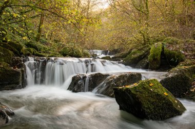 Sonbaharda Exmoor Ulusal Parkı 'ndaki Watersmmet' te Hoar Oak Nehri 'nde bir şelaleye uzun süre maruz kalmak