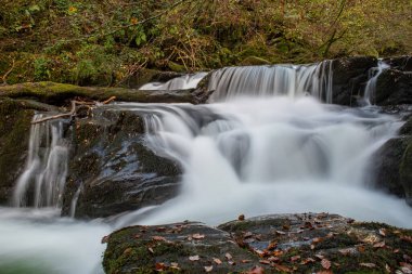Sonbaharda Exmoor Ulusal Parkı 'ndaki Watersmmet' te Hoar Oak Nehri 'nde bir şelaleye uzun süre maruz kalmak