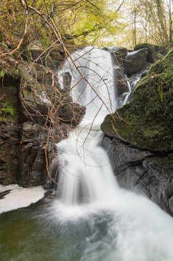 Sonbaharda Exmoor Ulusal Parkı 'ndaki Watersmmet' te Hoar Oak Nehri 'nde bir şelaleye uzun süre maruz kalmak