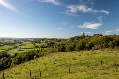 Somerset Compton Dundon 'daki Polden Yolu' ndaki Amiral Hood Anıtı 'nın manzara fotoğrafı.