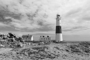 Dorset 'teki Jurassic sahilindeki Portland Bill deniz fenerinin siyah beyaz fotoğrafı.