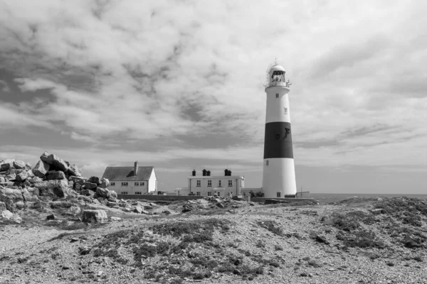 ドーセットのジュラ紀の海岸にあるポートランド ビル灯台の白黒写真 — ストック写真
