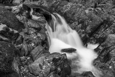 Hoar Oak Nehri 'nin üzerinde Exmoor Ulusal Parkı' ndaki Watersmeet 'te akan şelalenin uzun pozu.