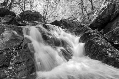 Hoar Oak Nehri 'nin üzerinde Exmoor Ulusal Parkı' ndaki Watersmeet 'te akan şelalenin uzun pozu.