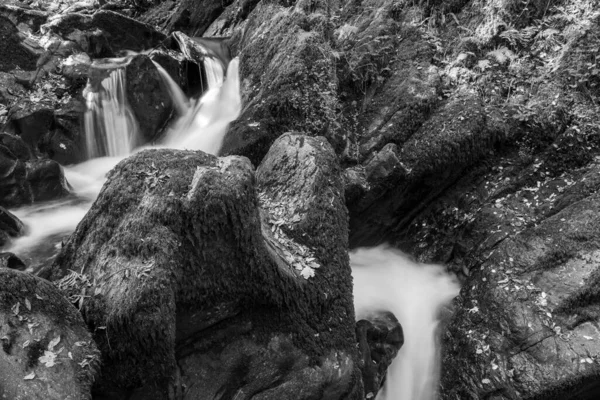 Lång Exponering Ett Vattenfall Hoar Oak Water Floden Rinner Genom — Stockfoto