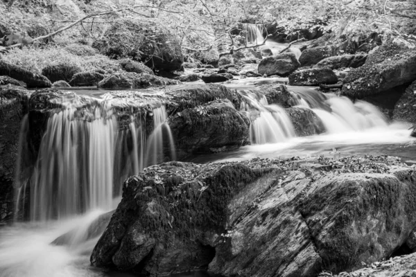 Lång Exponering Ett Vattenfall Hoar Oak Water Floden Rinner Genom — Stockfoto