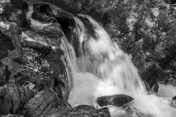 Longa Exposição Uma Cachoeira Rio Hoar Oak Water Fluindo Pelos — Fotografia de Stock