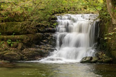 Exmoor Ulusal Parkı 'ndaki Watersmeet' teki büyük şelalenin uzun pozu