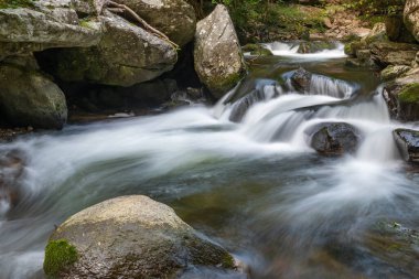 Doğu Lyn nehrinin üzerinde Exmoor Ulusal Parkı 'ndaki Watersmeet' te akan şelalenin uzun pozu