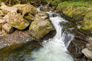 Doğu Lyn nehrinin üzerinde Exmoor Ulusal Parkı 'ndaki Watersmeet' te akan şelalenin uzun pozu