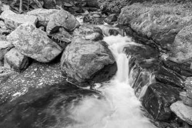 Doğu Lyn nehrinin üzerinde Exmoor Ulusal Parkı 'ndaki Watersmeet' te akan şelalenin uzun pozu