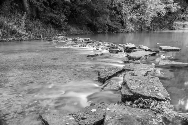 Longa Exposição Rio Brue Fluindo Através Barragem West Lydford Somerset — Fotografia de Stock