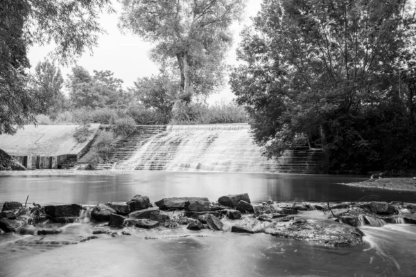 Longa Exposição Rio Brue Fluindo Através Barragem West Lydford Somerset — Fotografia de Stock